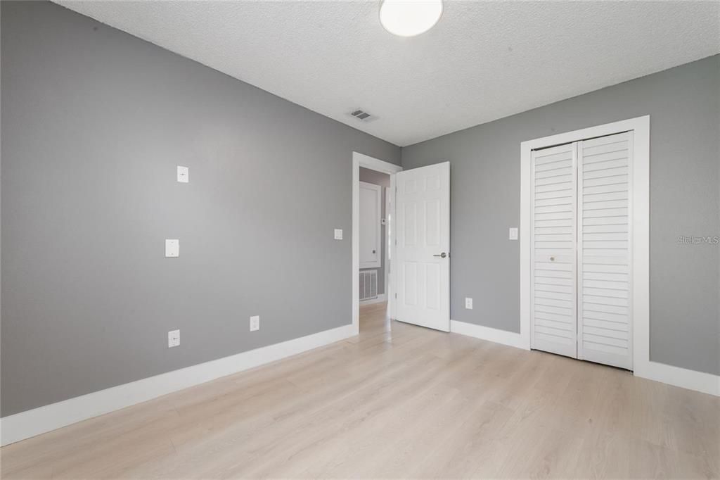 合同活跃: $1,870 (3 贝兹, 2 浴室, 1287 平方英尺)