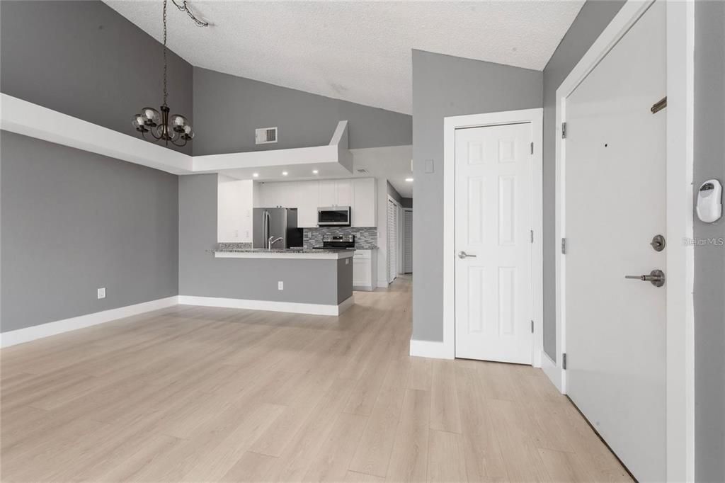 合同活跃: $1,870 (3 贝兹, 2 浴室, 1287 平方英尺)