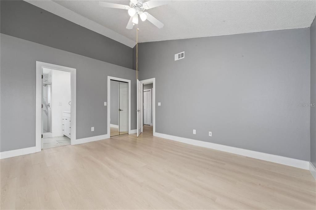 合同活跃: $1,870 (3 贝兹, 2 浴室, 1287 平方英尺)