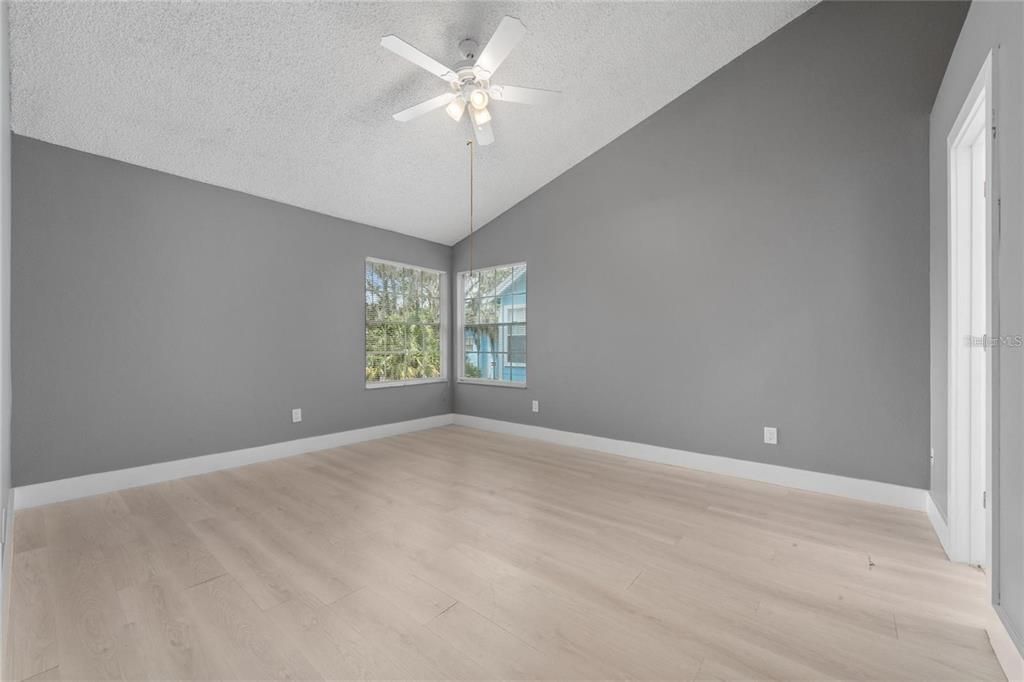 合同活跃: $1,870 (3 贝兹, 2 浴室, 1287 平方英尺)