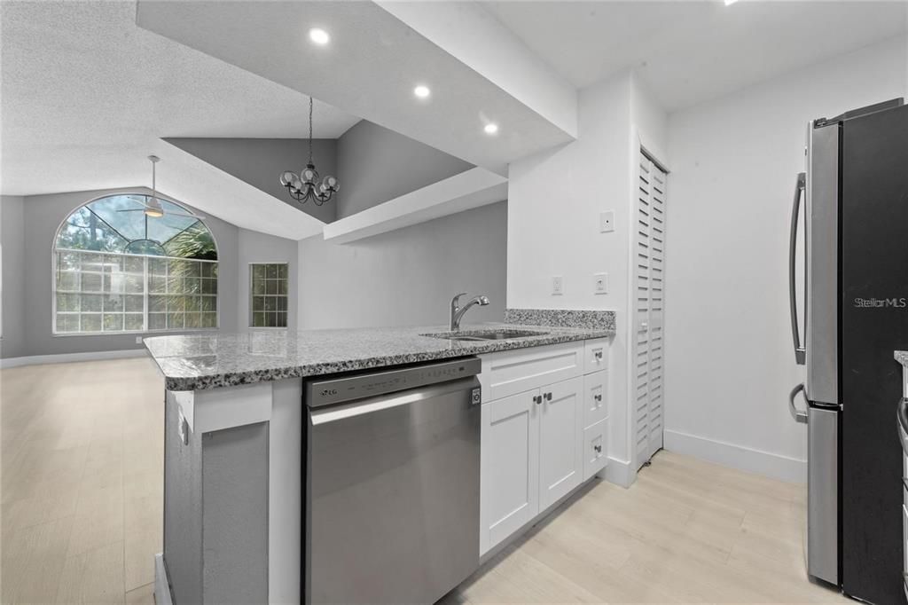 合同活跃: $1,870 (3 贝兹, 2 浴室, 1287 平方英尺)