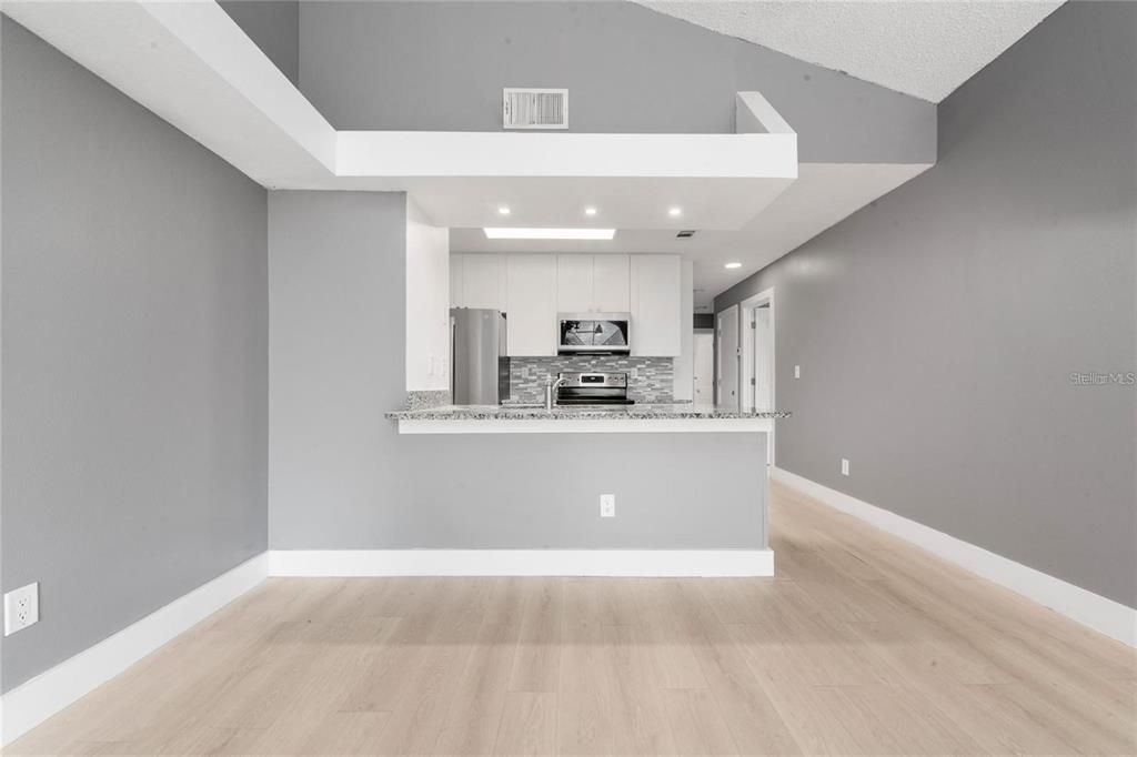 合同活跃: $1,870 (3 贝兹, 2 浴室, 1287 平方英尺)