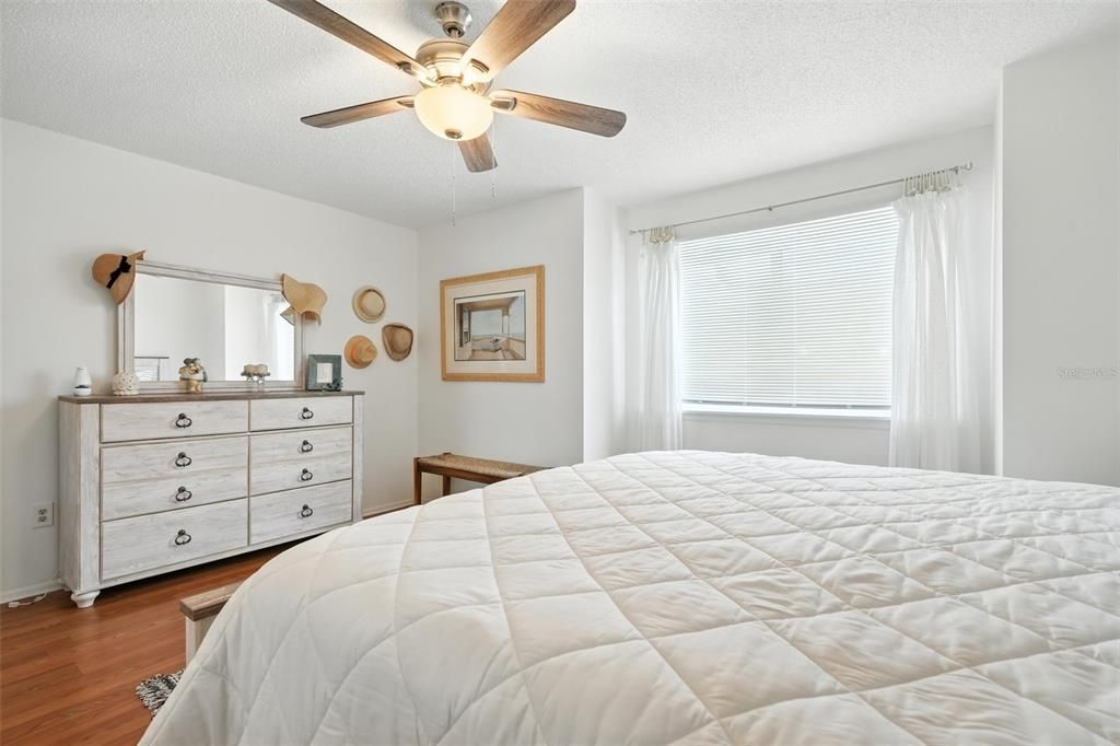 Под контрактом: $159,000 (2 спален, 1 ванн, 993 Квадратных фут)