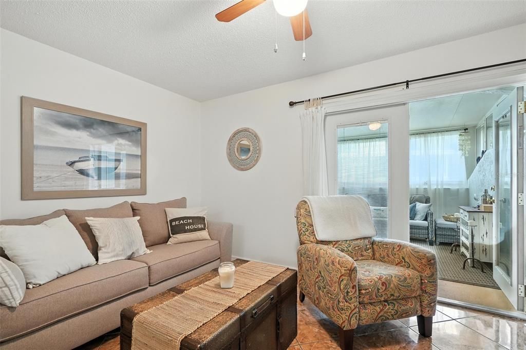 Под контрактом: $159,000 (2 спален, 1 ванн, 993 Квадратных фут)