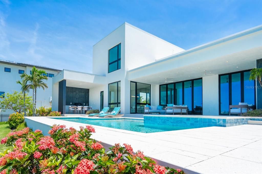 Vendido Recientemente: $5,700,000 (6 camas, 5 baños, 4893 Pies cuadrados)