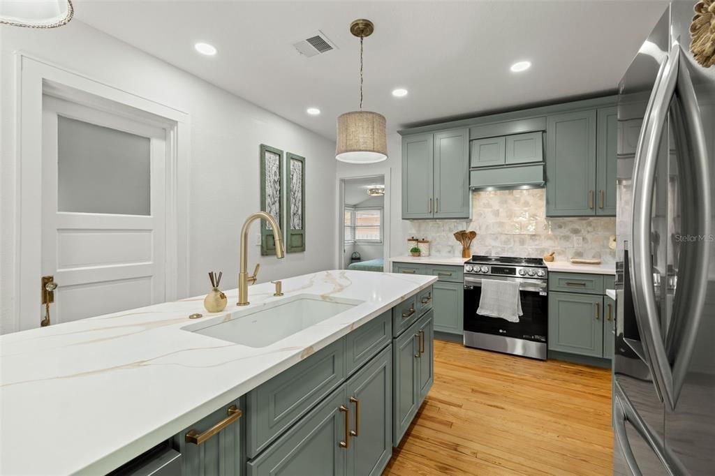 Active With Contract: $3,800 (3 beds, 2 baths, 1284 Square Feet)