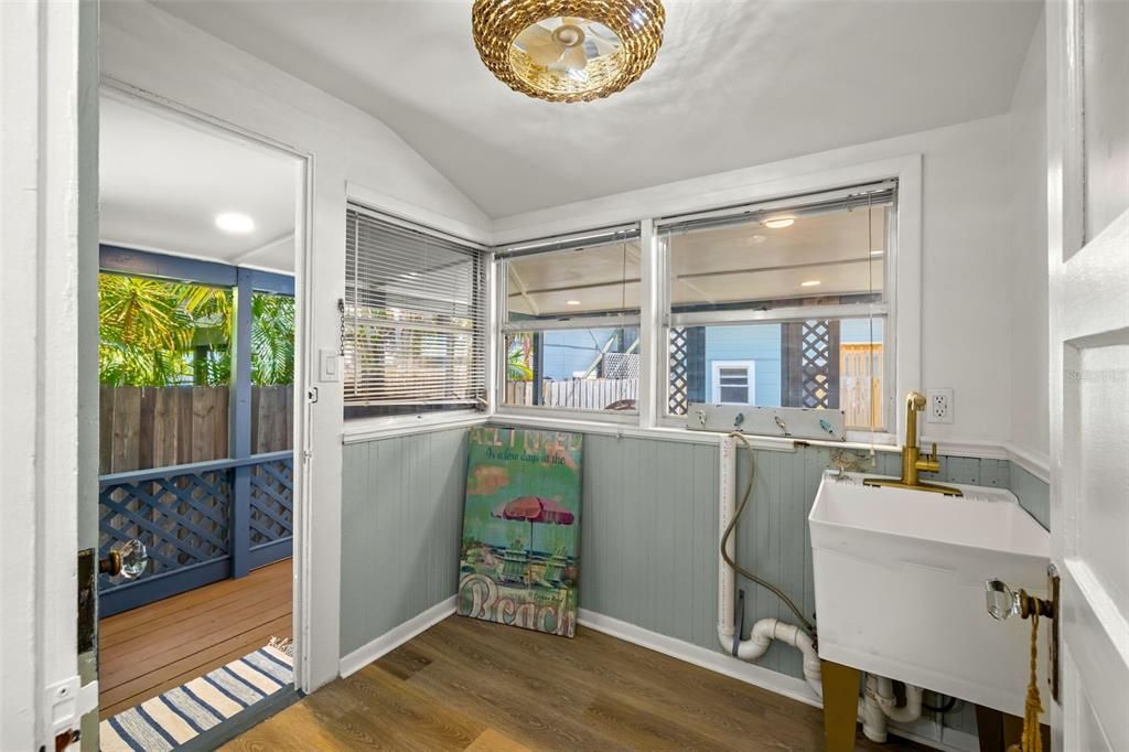 Active With Contract: $3,800 (3 beds, 2 baths, 1284 Square Feet)