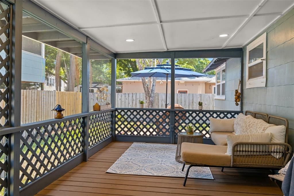 Active With Contract: $3,800 (3 beds, 2 baths, 1284 Square Feet)