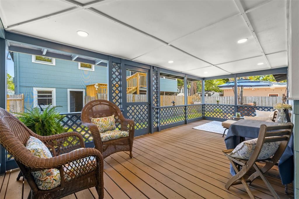 Active With Contract: $3,800 (3 beds, 2 baths, 1284 Square Feet)