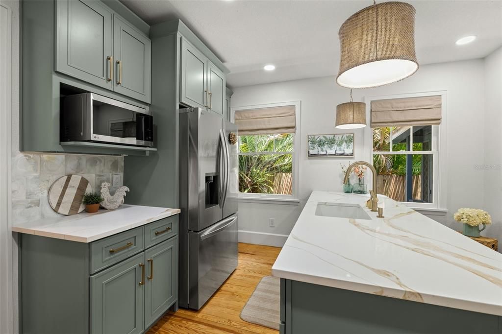 Active With Contract: $3,800 (3 beds, 2 baths, 1284 Square Feet)