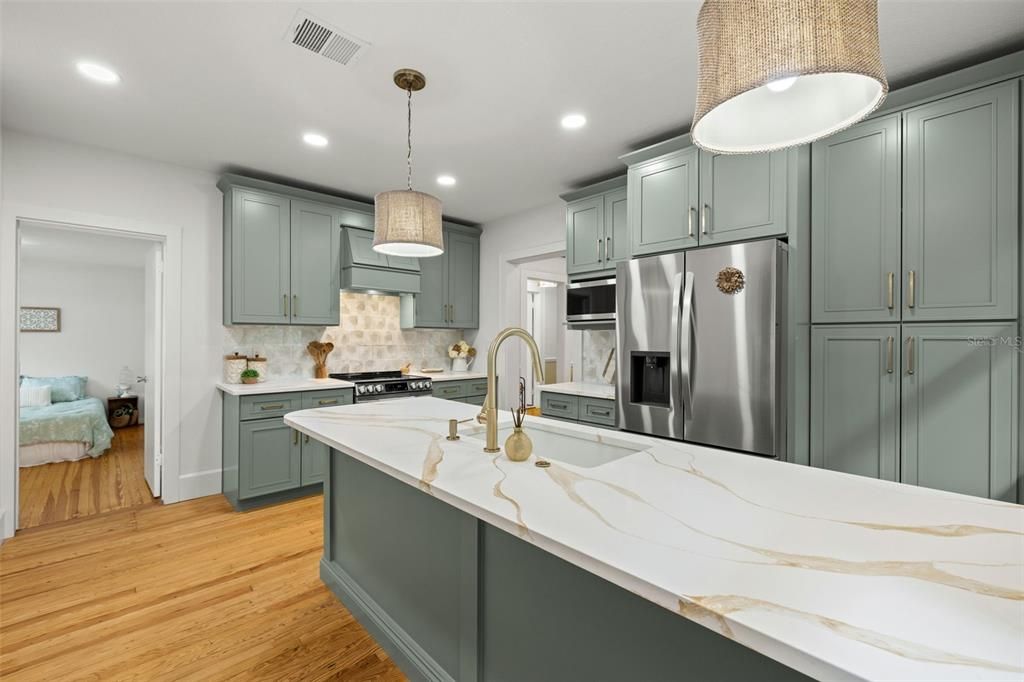 Active With Contract: $3,800 (3 beds, 2 baths, 1284 Square Feet)