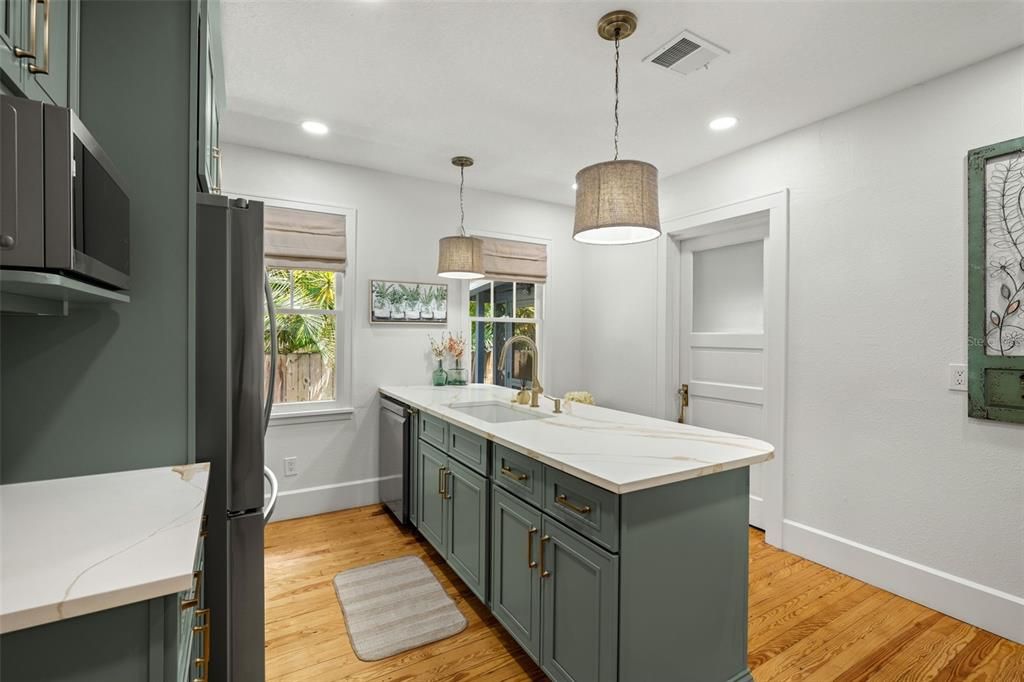 Active With Contract: $3,800 (3 beds, 2 baths, 1284 Square Feet)