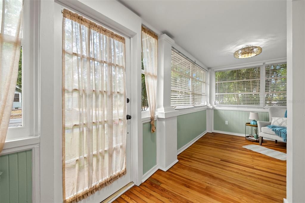 Active With Contract: $3,800 (3 beds, 2 baths, 1284 Square Feet)