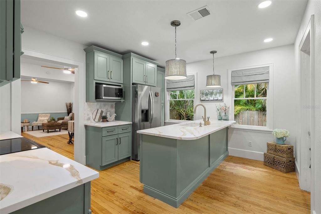 Active With Contract: $3,800 (3 beds, 2 baths, 1284 Square Feet)