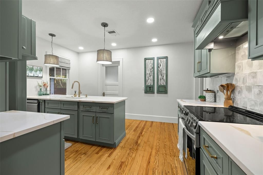 Active With Contract: $3,800 (3 beds, 2 baths, 1284 Square Feet)