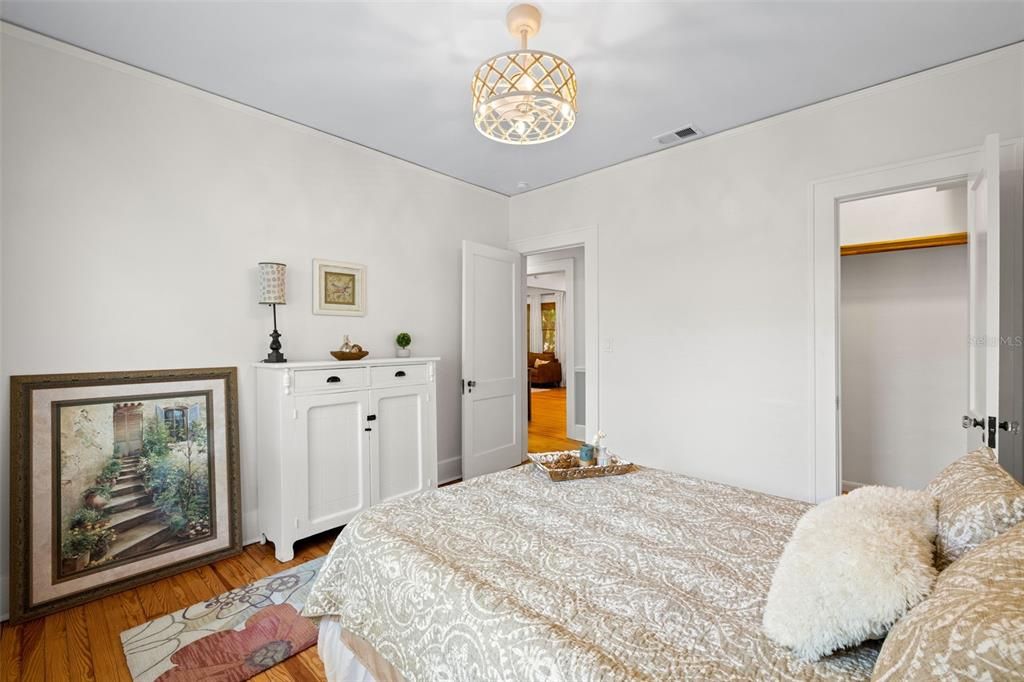 Active With Contract: $3,800 (3 beds, 2 baths, 1284 Square Feet)