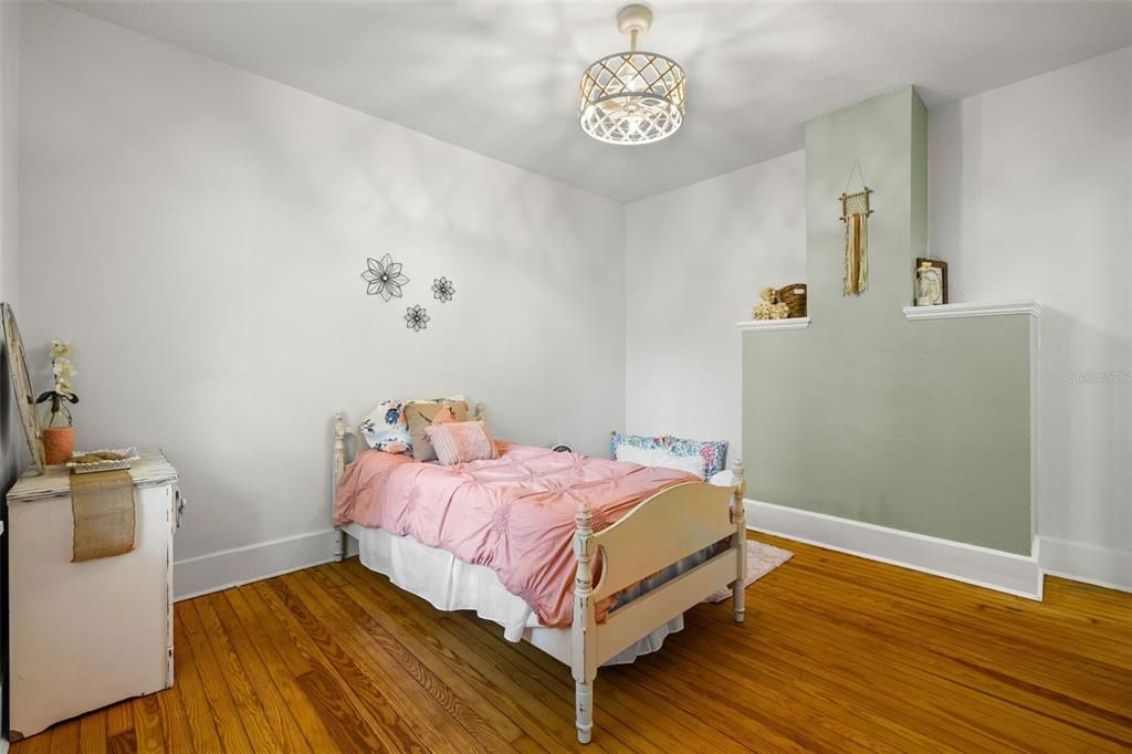 Active With Contract: $3,800 (3 beds, 2 baths, 1284 Square Feet)