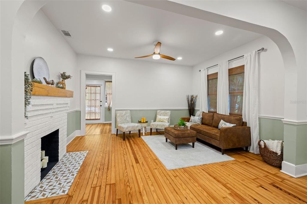 Active With Contract: $3,800 (3 beds, 2 baths, 1284 Square Feet)
