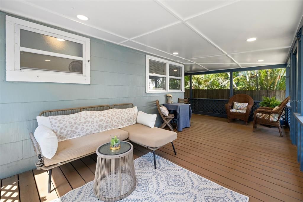 Active With Contract: $3,800 (3 beds, 2 baths, 1284 Square Feet)