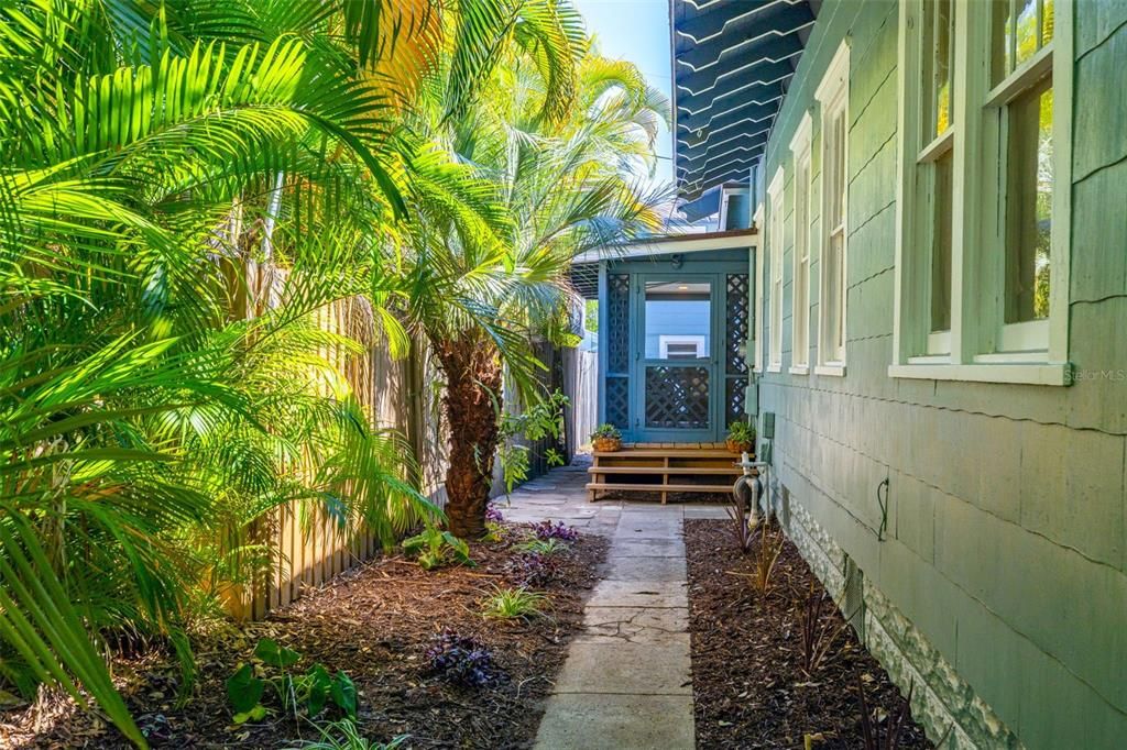 Active With Contract: $3,800 (3 beds, 2 baths, 1284 Square Feet)