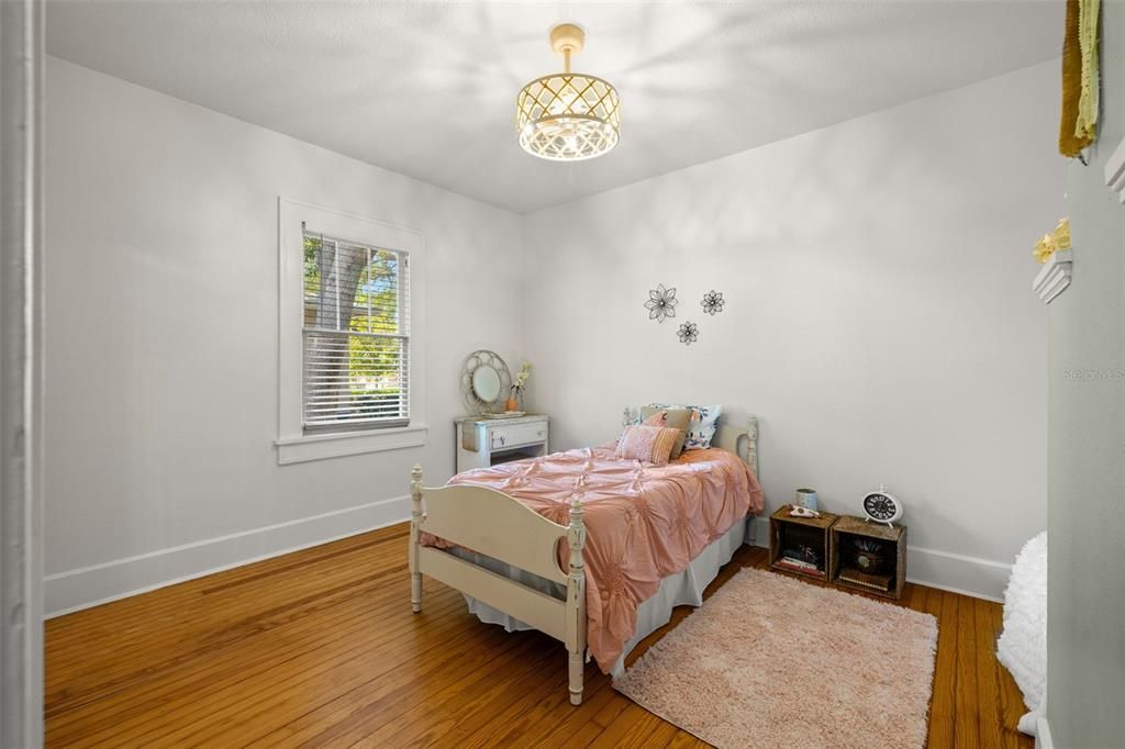 Active With Contract: $3,800 (3 beds, 2 baths, 1284 Square Feet)