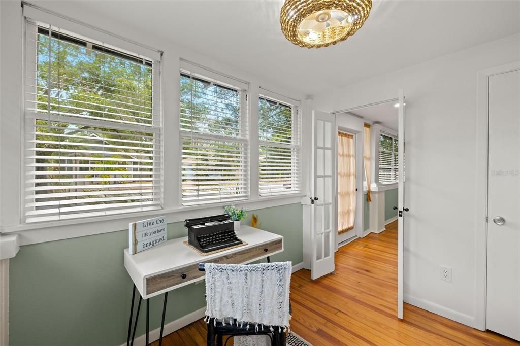 Active With Contract: $3,800 (3 beds, 2 baths, 1284 Square Feet)