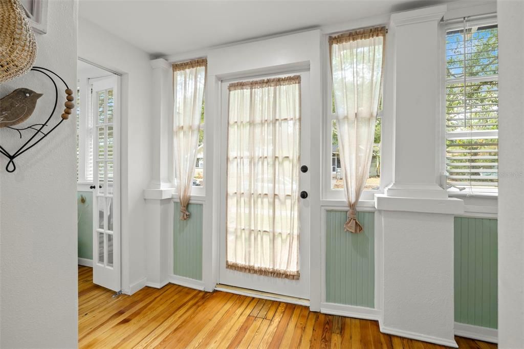 Active With Contract: $3,800 (3 beds, 2 baths, 1284 Square Feet)