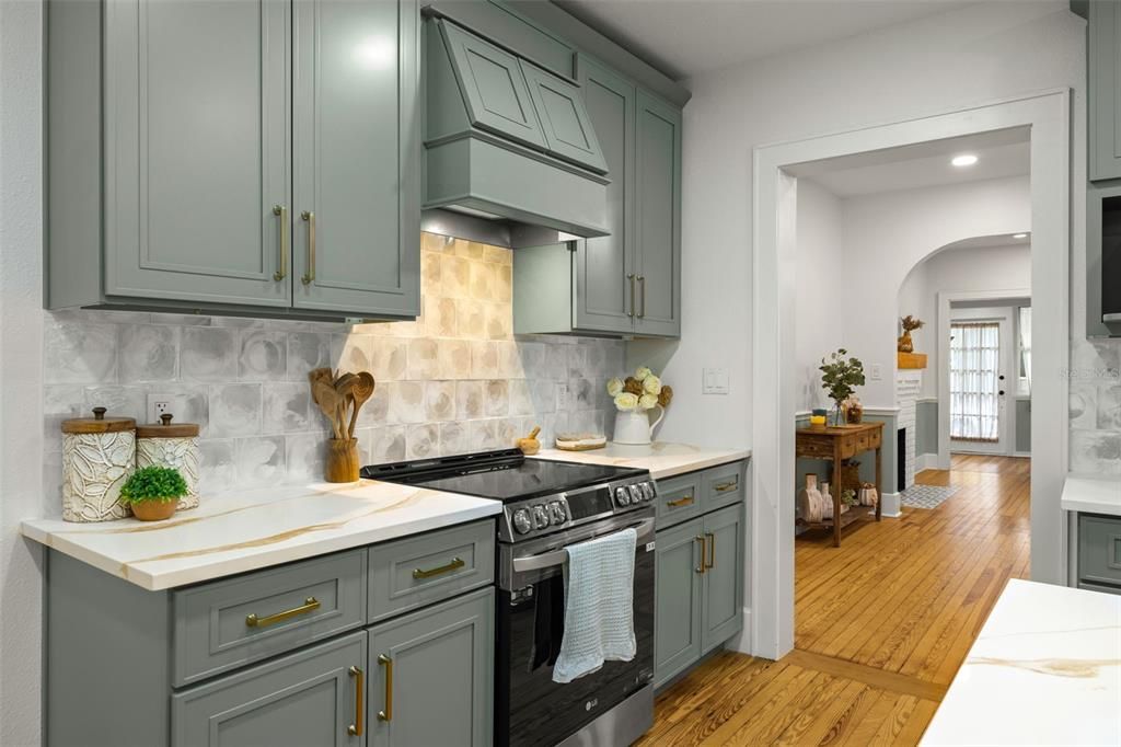 Active With Contract: $3,800 (3 beds, 2 baths, 1284 Square Feet)