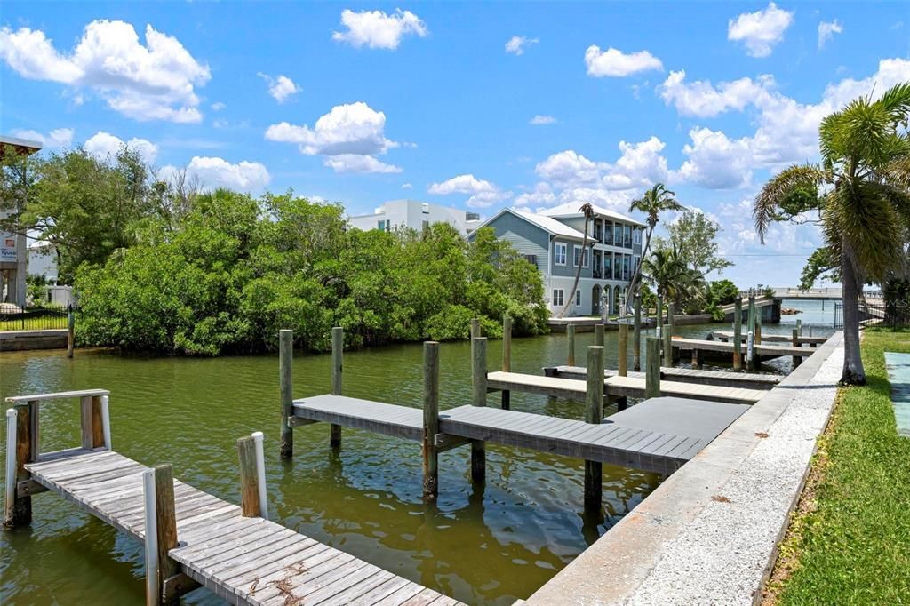 На продажу: $555,000 (2 спален, 1 ванн, 822 Квадратных фут)