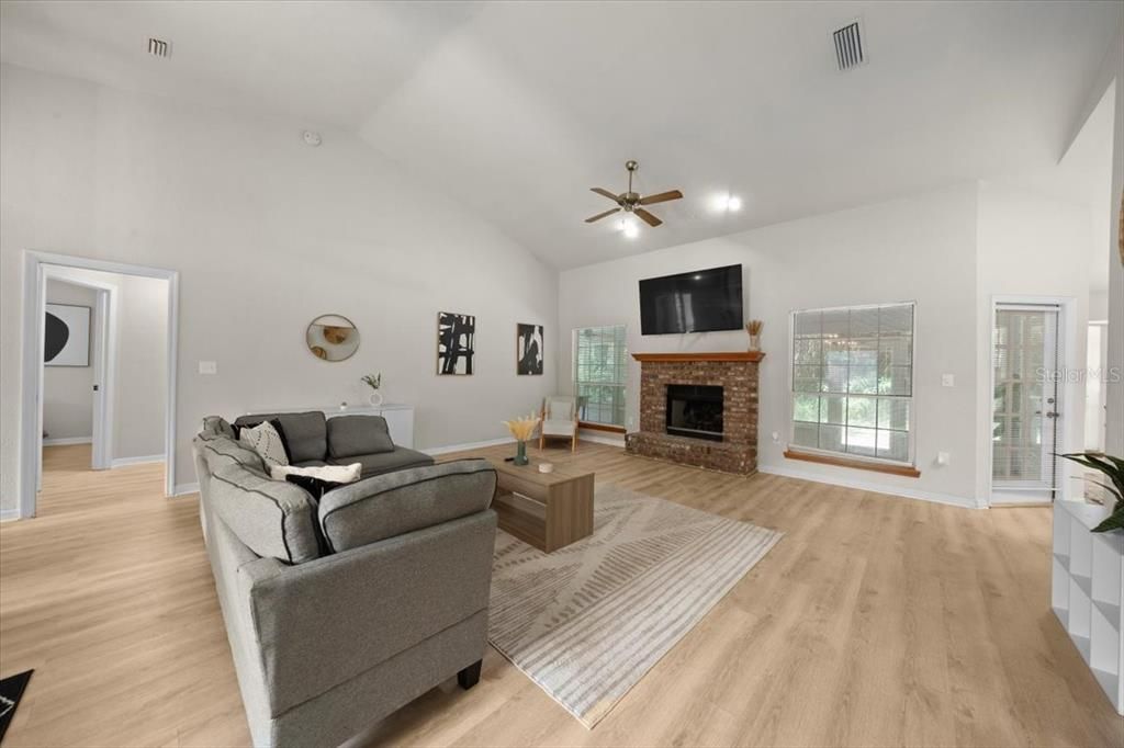 合同活跃: $349,900 (4 贝兹, 2 浴室, 1958 平方英尺)