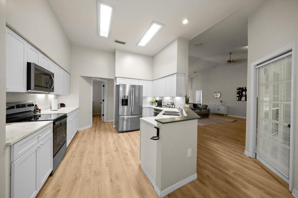 合同活跃: $349,900 (4 贝兹, 2 浴室, 1958 平方英尺)