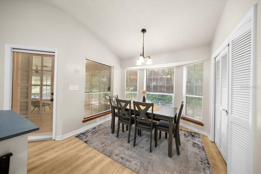 合同活跃: $349,900 (4 贝兹, 2 浴室, 1958 平方英尺)