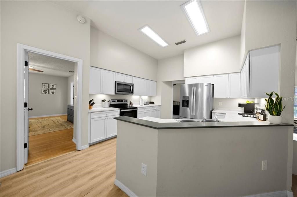 合同活跃: $349,900 (4 贝兹, 2 浴室, 1958 平方英尺)