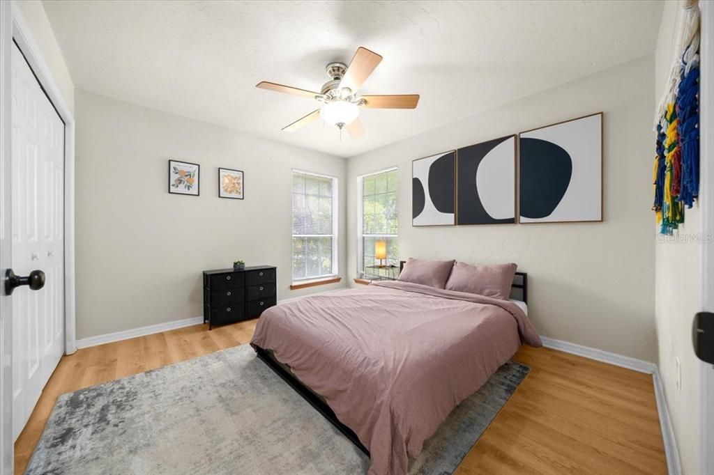 合同活跃: $349,900 (4 贝兹, 2 浴室, 1958 平方英尺)