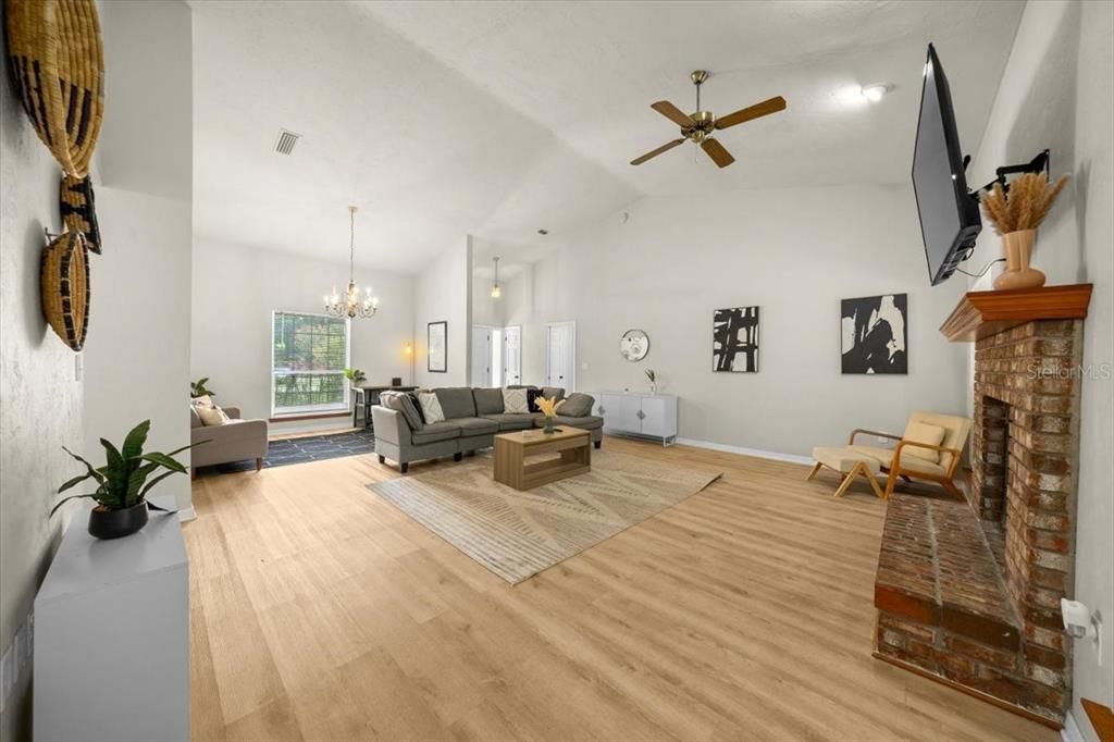 合同活跃: $349,900 (4 贝兹, 2 浴室, 1958 平方英尺)