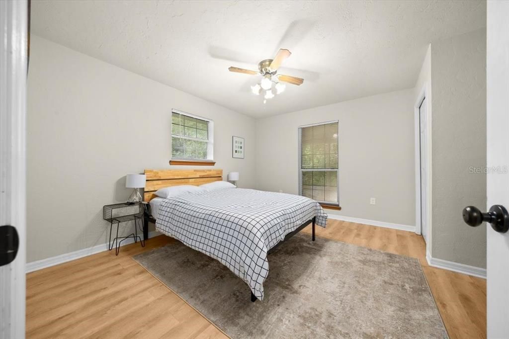 合同活跃: $349,900 (4 贝兹, 2 浴室, 1958 平方英尺)