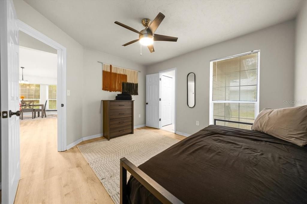 合同活跃: $349,900 (4 贝兹, 2 浴室, 1958 平方英尺)