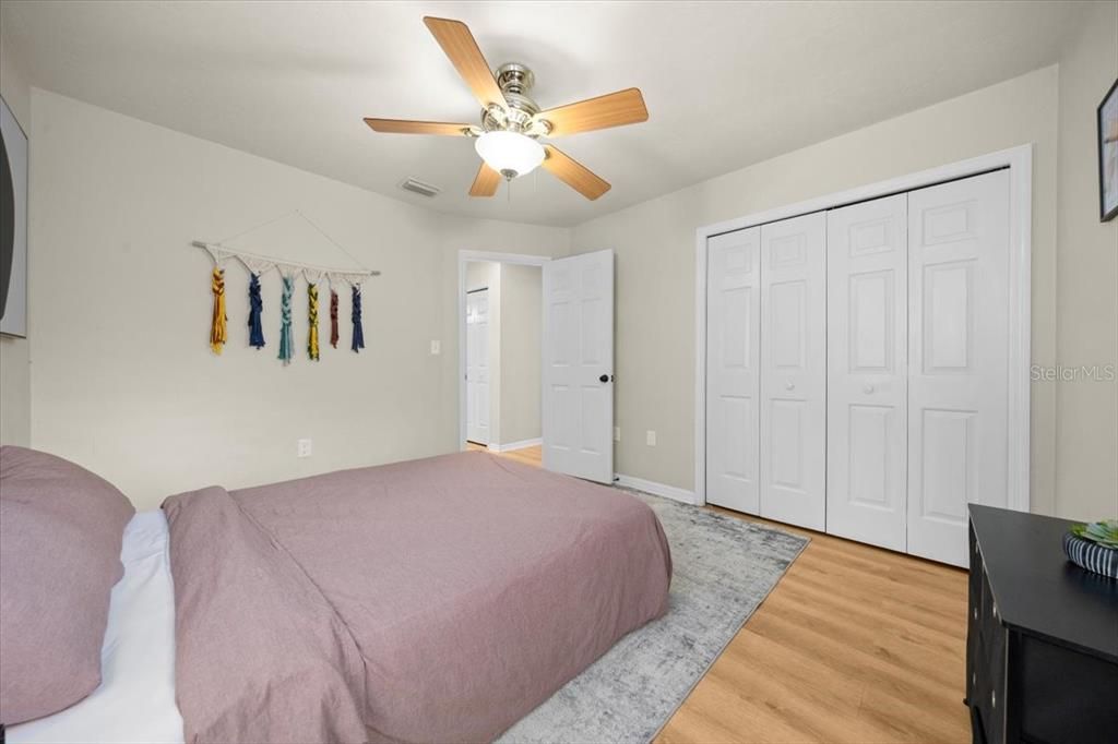 合同活跃: $349,900 (4 贝兹, 2 浴室, 1958 平方英尺)