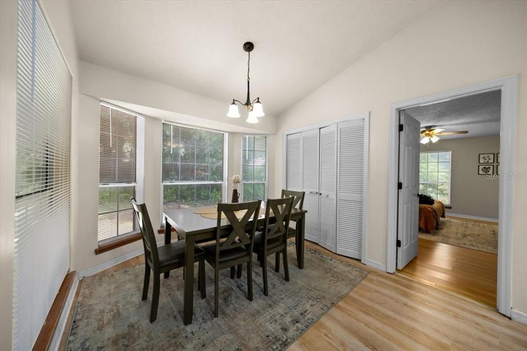 合同活跃: $349,900 (4 贝兹, 2 浴室, 1958 平方英尺)