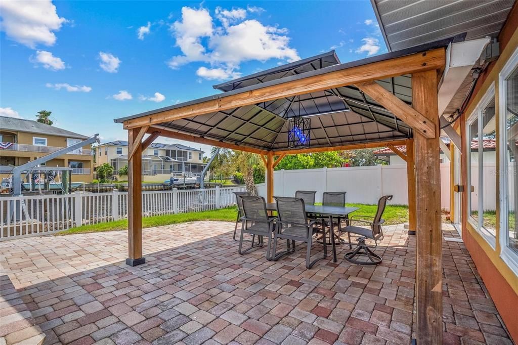 合同活跃: $699,000 (4 贝兹, 2 浴室, 2336 平方英尺)