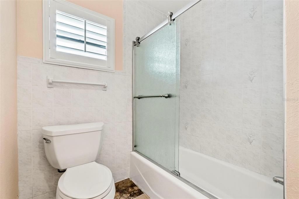 合同活跃: $699,000 (4 贝兹, 2 浴室, 2336 平方英尺)