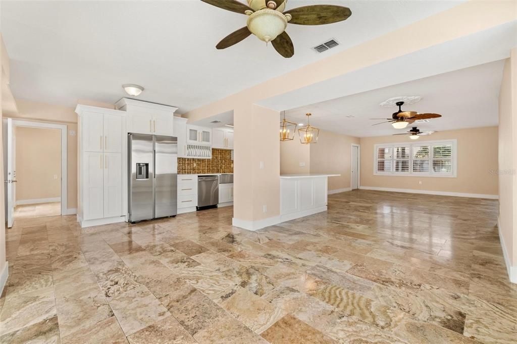 合同活跃: $699,000 (4 贝兹, 2 浴室, 2336 平方英尺)