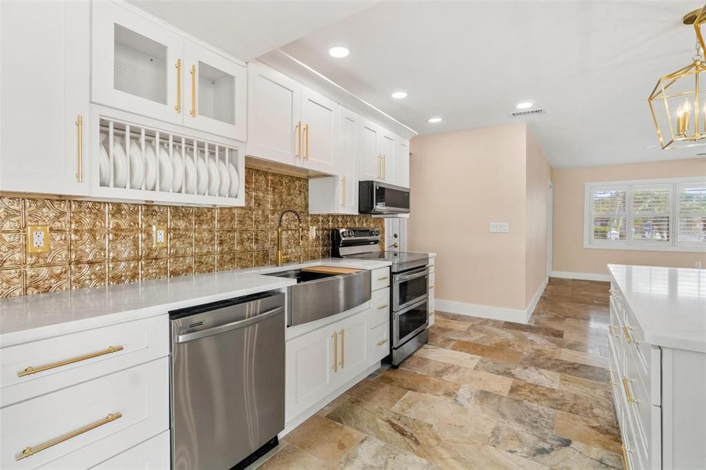 合同活跃: $699,000 (4 贝兹, 2 浴室, 2336 平方英尺)