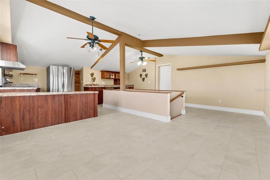 合同活跃: $699,000 (4 贝兹, 2 浴室, 2336 平方英尺)