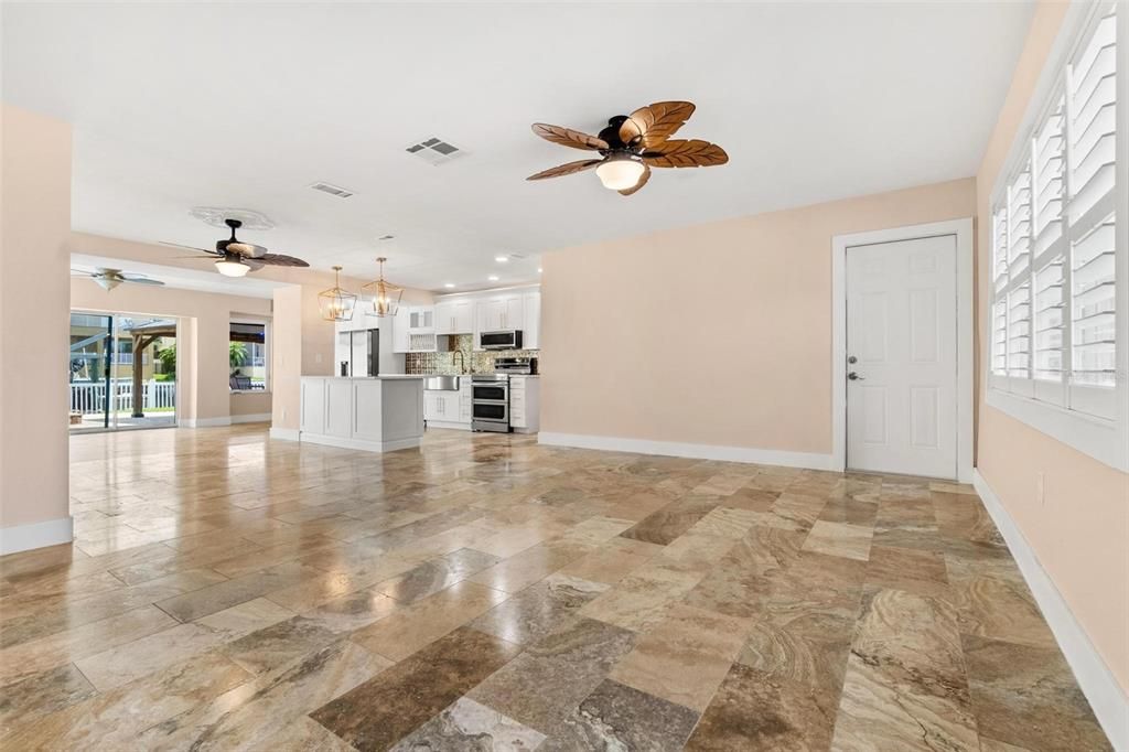 合同活跃: $699,000 (4 贝兹, 2 浴室, 2336 平方英尺)