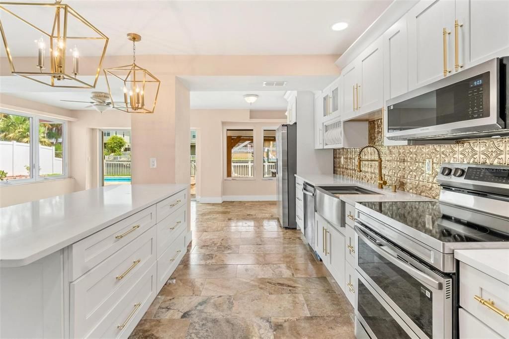 合同活跃: $699,000 (4 贝兹, 2 浴室, 2336 平方英尺)