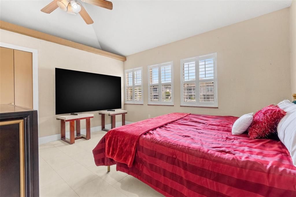 合同活跃: $699,000 (4 贝兹, 2 浴室, 2336 平方英尺)