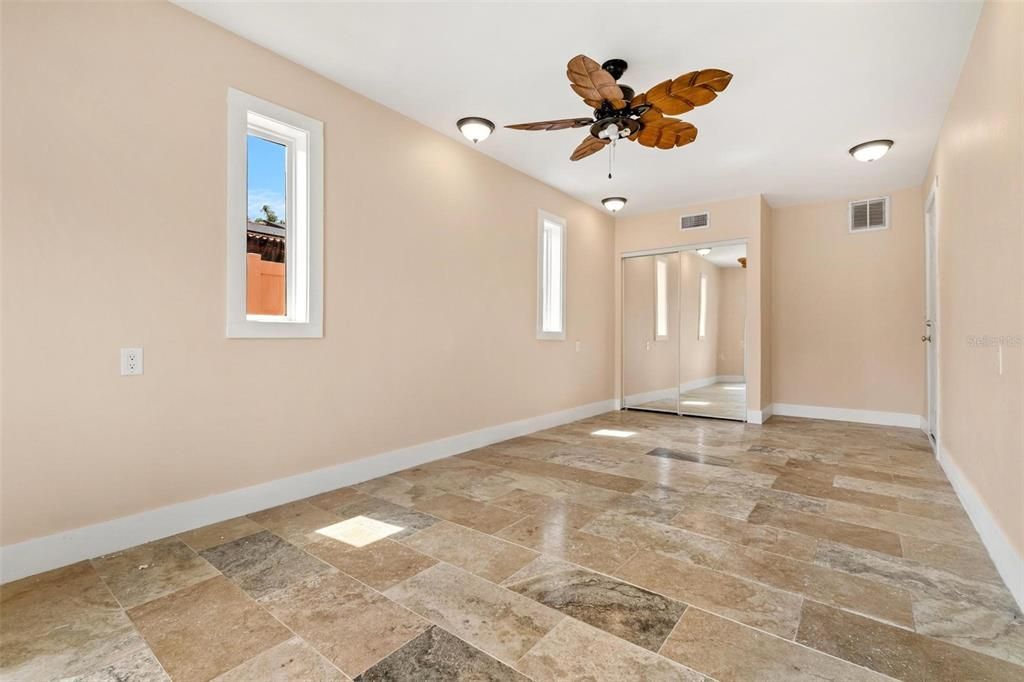 合同活跃: $699,000 (4 贝兹, 2 浴室, 2336 平方英尺)