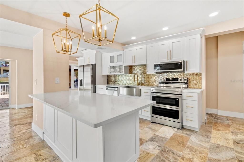 合同活跃: $699,000 (4 贝兹, 2 浴室, 2336 平方英尺)