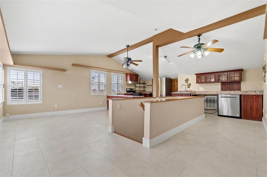 合同活跃: $699,000 (4 贝兹, 2 浴室, 2336 平方英尺)